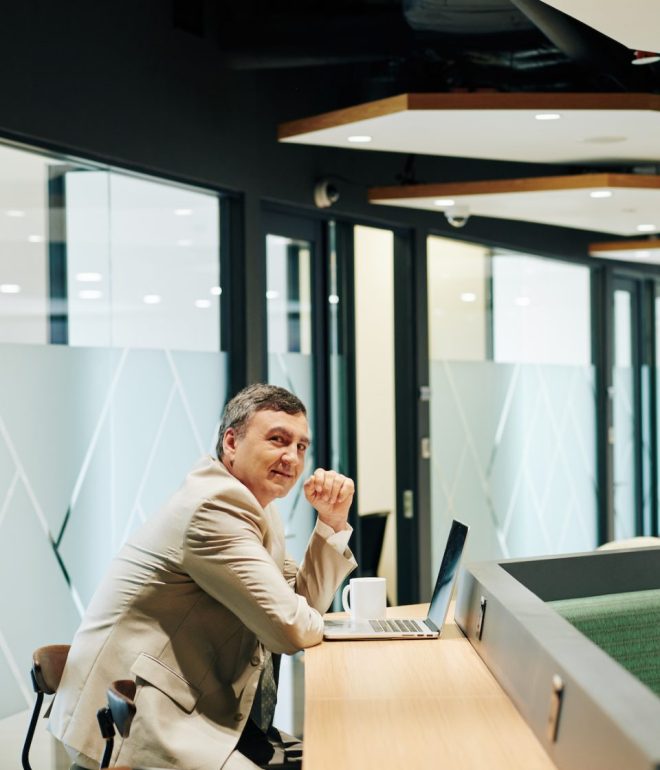 businessman working in office C7YR9A4 e1650789246783