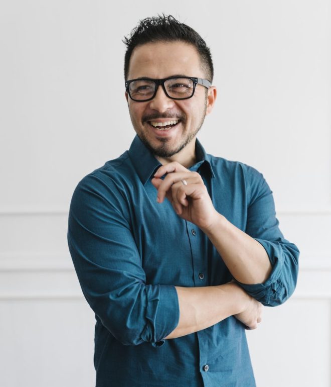 confident fashion designer 9AWXXRB e1650789389505