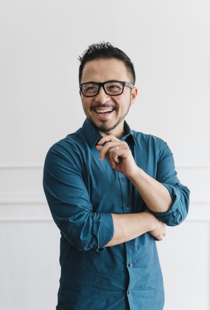 confident fashion designer 9AWXXRB e1650789389505